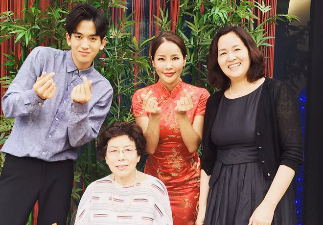 Theo miêu tả, không khí buổi gặp gỡ là gượng gạo cho cả hai bên. Shim Mina từng bị mẹ chồng (váy đen) phản đối. 