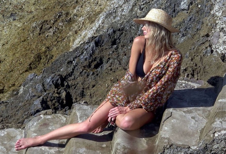 'Biểu tượng gợi cảm' Charlotte McKinney thả dáng sexy đầy khiêu khích