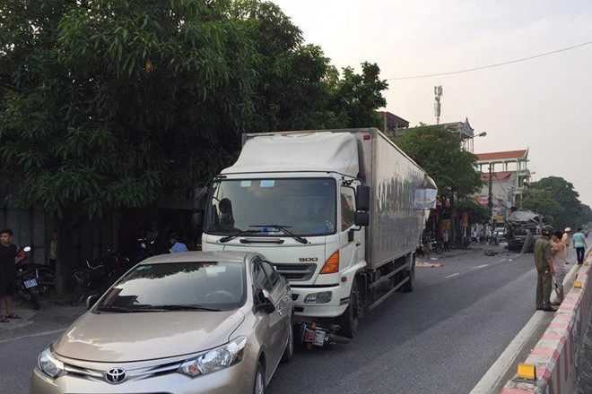 Vụ tai nạn liên hoàn giữa 3 ôtô và 1 xe máy. Ảnh: Mạnh Hùng.