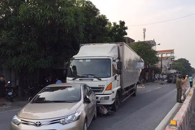 Vụ tai nạn liên hoàn giữa 3 ôtô và 1 xe máy. Ảnh: Mạnh Hùng.