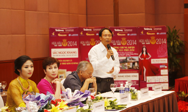 Nhà thơ Dương Kỳ Anh tại cuộc họp báo sáng nay.