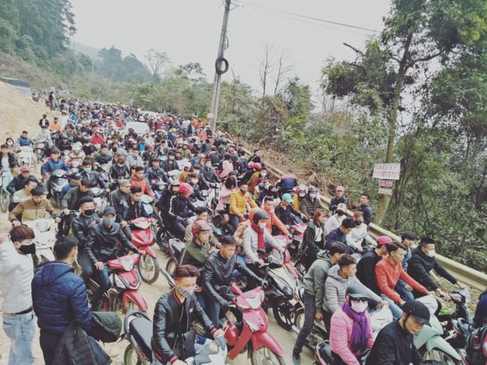 Dòng người đổ về Tam Đảo khiến tắc đường kéo dài. Ảnh: Minsk Bong Keo.