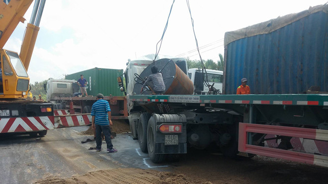 Cuộn thép hàng chục tấn đè bẹp cabin xe container sau sự cố.