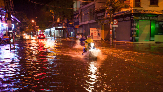 Chỉ trong đêm 7/11, mưa lớn làm các tuyến đường Đặng Thái Thân, Trần Phú đã bị ngập sâu, nhiều điểm hơn 30cm.
