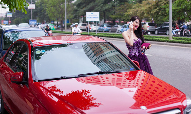 Quế Vân vai trần gợi cảm lái xế hộp đỏ chót 
