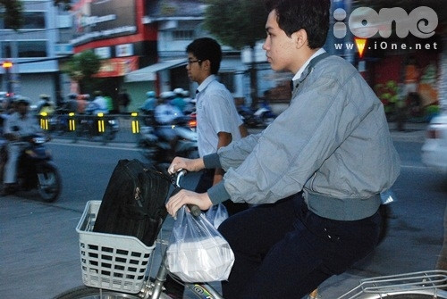 Teen Sài thành co ro đi học trong thời tiết 18 độ