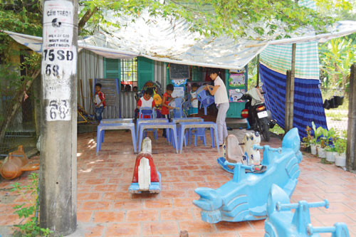 Trường ni lông bên hông cột điện