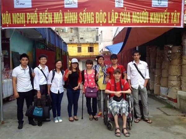 Ngồi xe lăn làm giảng viên đại học