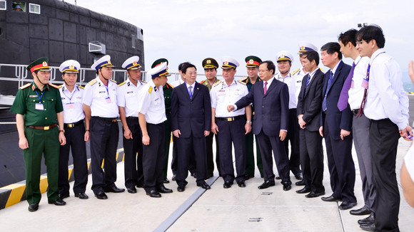 Bí thư Hà Nội thăm tàu ngầm kilo Hà Nội