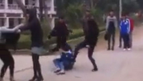 Cám cảnh ‘chân dài’ hỗn chiến trong trường ĐH 