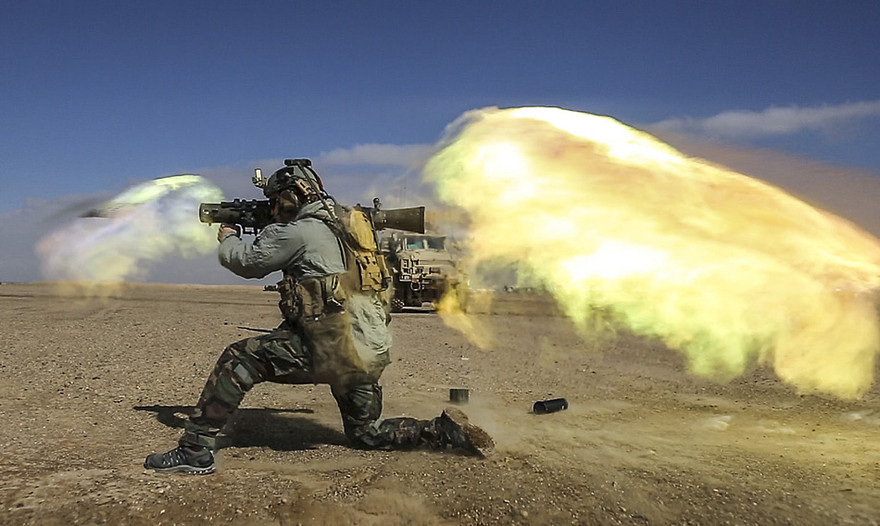 Cận cảnh súng phóng lựu Carl Gustav công phá mục tiêu