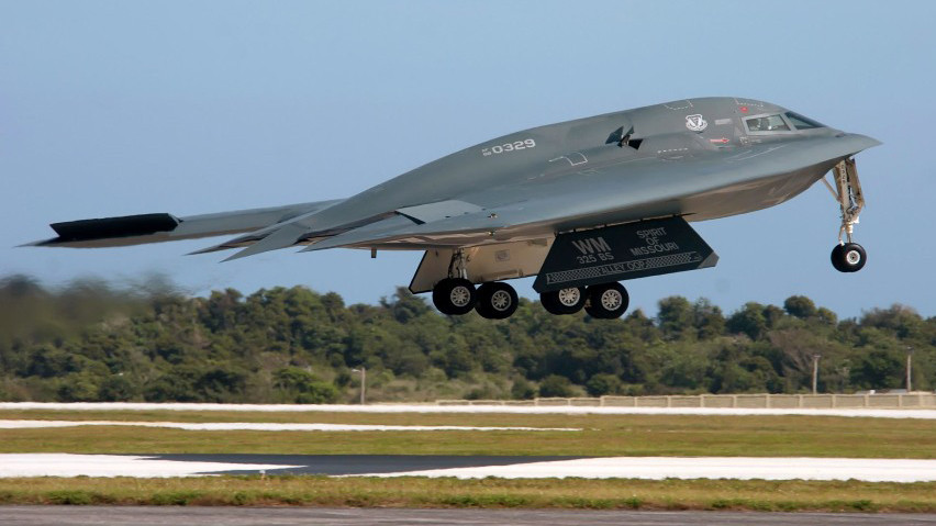 Máy bay ném bom B-2 Spirit trở lại bầu trời