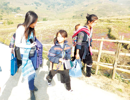 Tạm gác học hành, học sinh lớp 3 kiếm việc mưu sinh