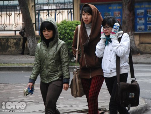 Teen TP.HCM đến trường trong tiết trời 'mười năm có một'