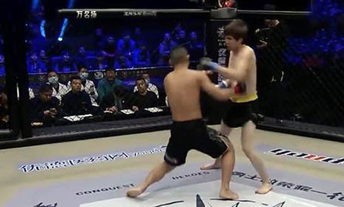 Trương Gia Tài (trái) bị tấn công ngay sau khi trận đấu bắt đầu.