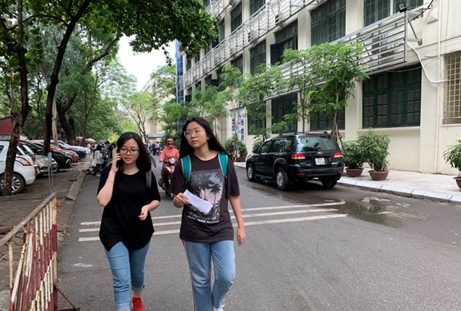 Thí sinh dự thi vào trường THPT chuyên Hà Nội sau buổi thi Ngữ Văn. Ảnh: Đỗ Hợp