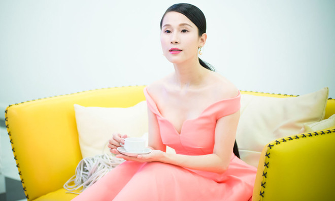 Thái Hà trễ nải quai váy, để lộ vòng 1 gợi cảm