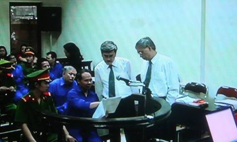 Giây phút thành thơi của cựu Tổng Giám đốc Vinalines với các luật sư của mình.