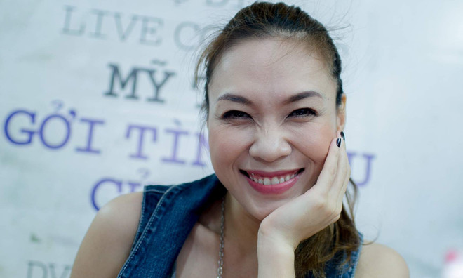 Mỹ Tâm cười tít mắt khi ký tặng DVD cho fans