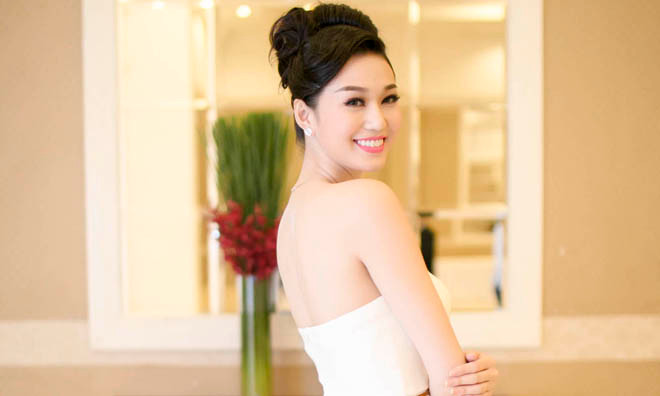 Khánh My vai trần trắng muốt, 'chạy show' event