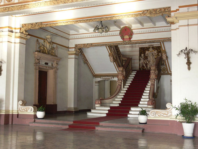 Cầu thang lên sảnh tầng 1. Do xuống cấp, lối đi này tạm thời bị phong toả