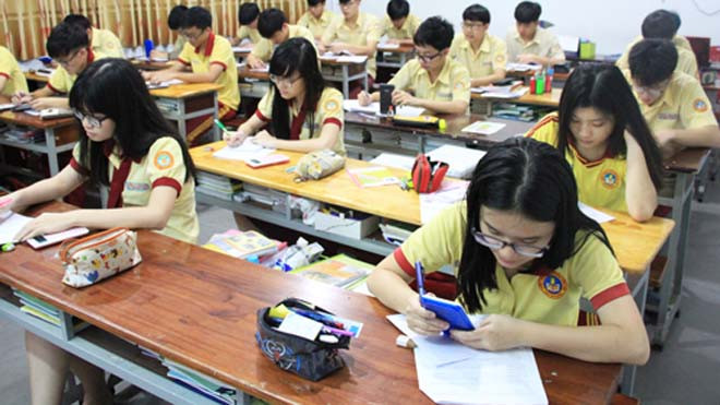 Học sinh lớp 12 tại TP HCM ôn tập môn Toán cho kỳ thi THPT quốc gia 2016. Ảnh: Mạnh Tùng 