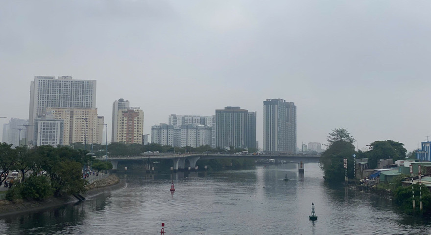 TPHCM mây mù giăng kín, mưa lất phất 