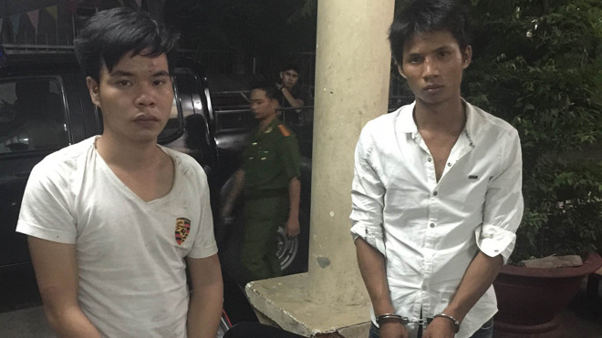 Đối tượng Nguyễn Văn Trung (bìa trái) và Hoàng Văn Quang có hành vi chống người thi hành công vụ. 