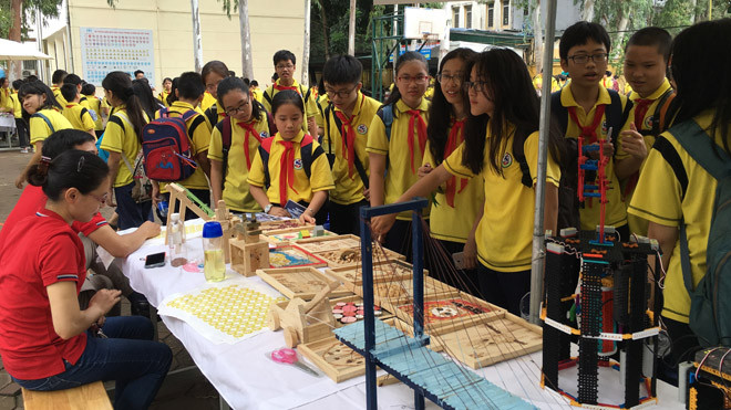 Học sinh Hà Nội say mê tham gia ngày hội STEM và đọc sách. Ảnh: Đỗ Hợp