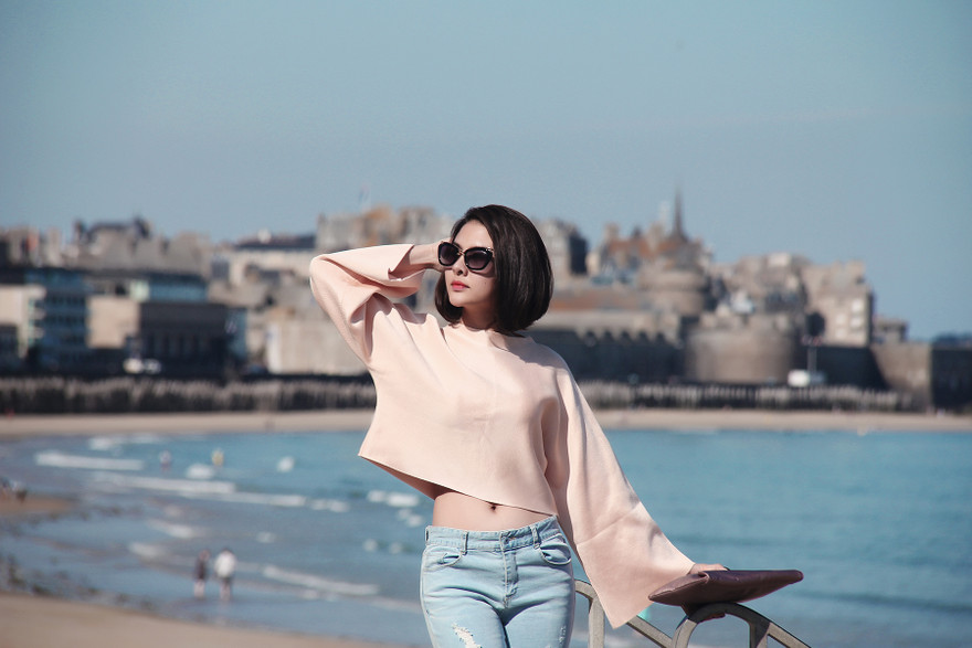 Vân Trang khoe eo thon, chân dài sexy trên đất Pháp