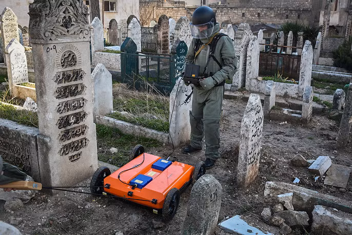 Công binh Nga cày xới từng mét đất Aleppo