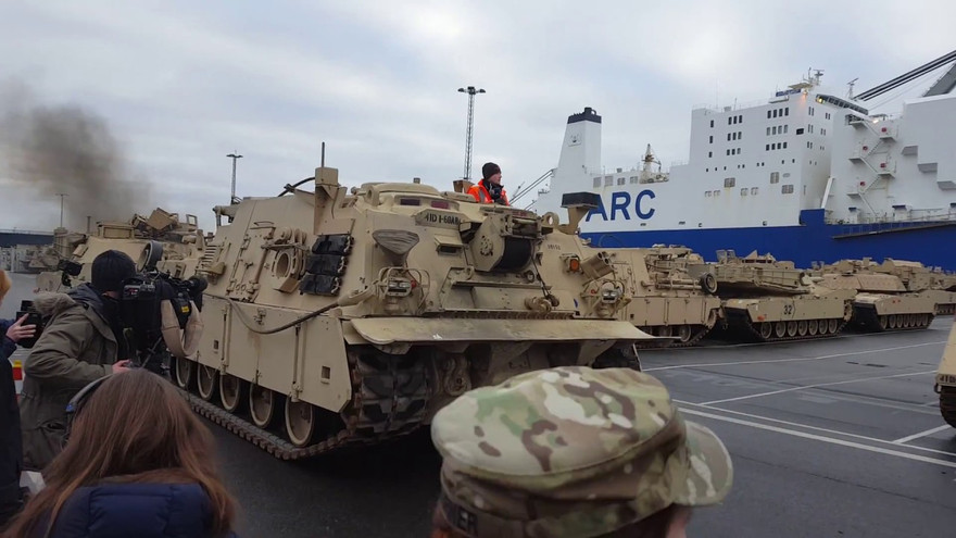 Hàng trăm xe quân sự Mỹ ‘đổ bộ’ châu Âu