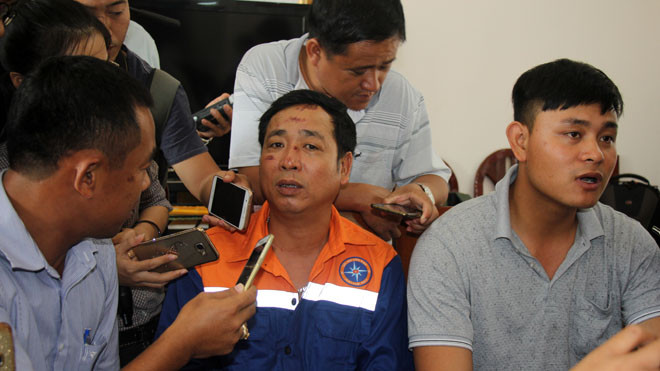 Thuyền trưởng Nguyễn Viết Thắng được điều trở lại hiện trường phối hợp tìm kiếm các thuyền viên mất tích. Ảnh: Đ.Thanh 