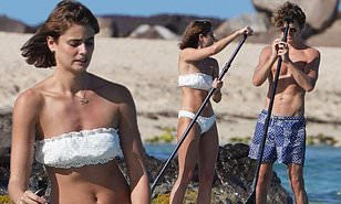 Taylor Hill nóng bỏng đốn tim fan với áo tắm