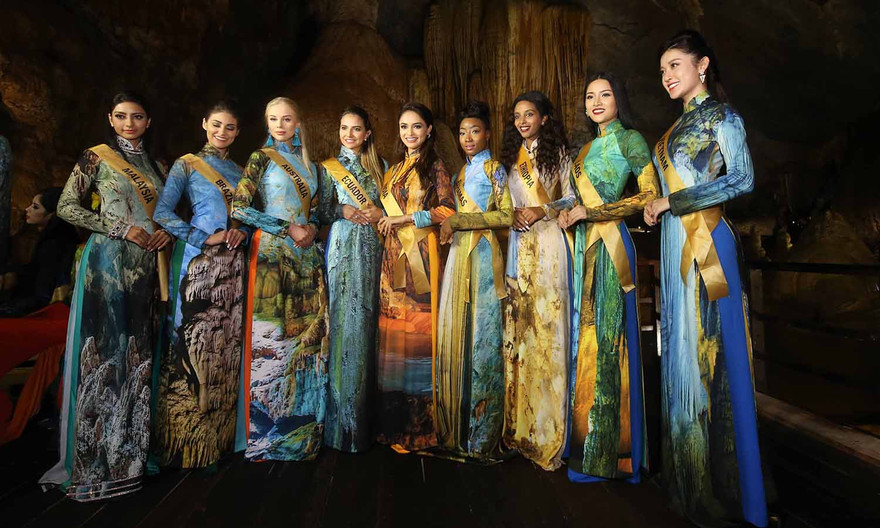 Thí sinh Hoa hậu Hoà bình mặc áo dài chụp ảnh trong Động Thiên Đường