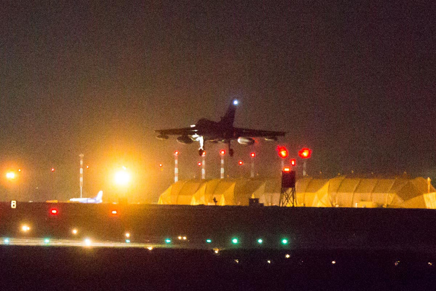 [VIDEO] Không quân Anh lần đầu oanh kích IS ở Syria