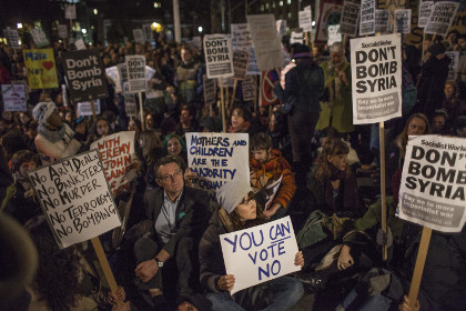 Người dân Anh tuần hành phản đối nước này tham gia vào chiến dịch không kích IS ở Syria. Ảnh: CNN