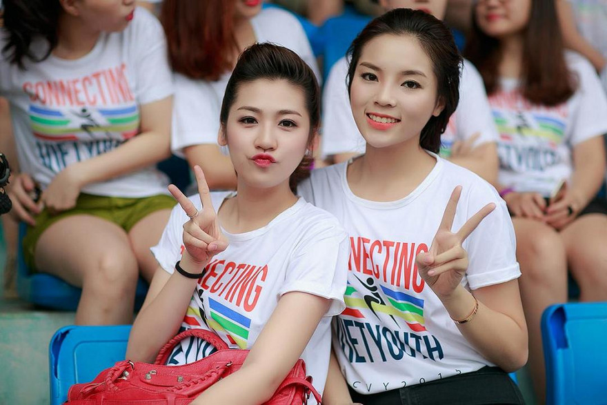 Hoa hậu Kỳ Duyên và Á hậu Tú Anh mặc đồng phục trắng năng động khi tham dự sự kiện.