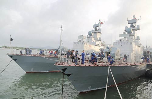 Hai tàu M5 và M6 neo tại cảng sau khi nghiệm thu cấp nhà máy. Ảnh: Quân đội Nhân dân