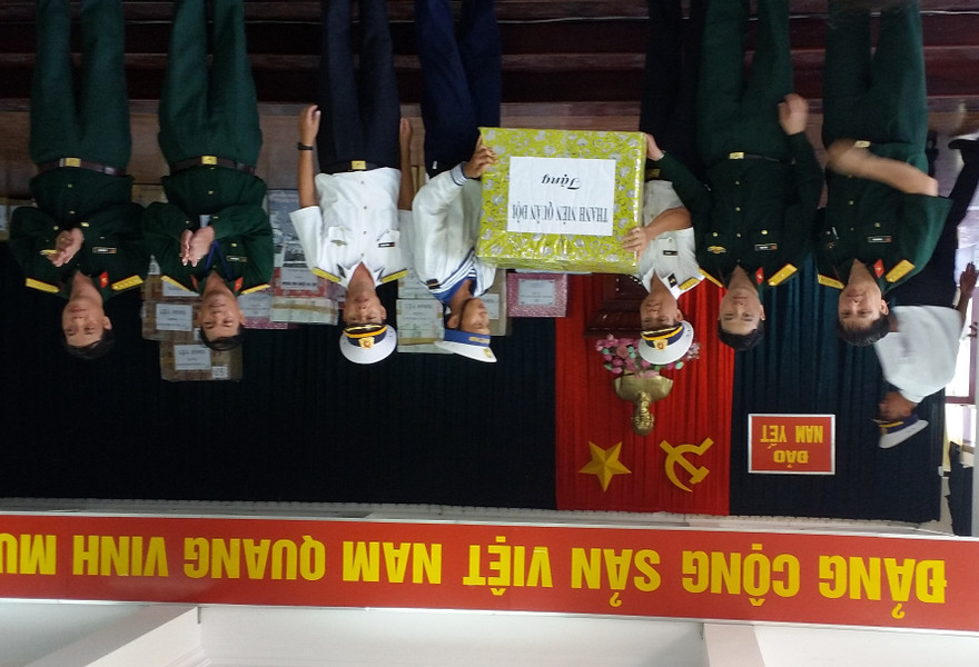 Đoàn đại biểu tuổi trẻ Quân đội trao tặng quà động viên cán bộ, chiến sĩ trên quần đảo Trường Sa 