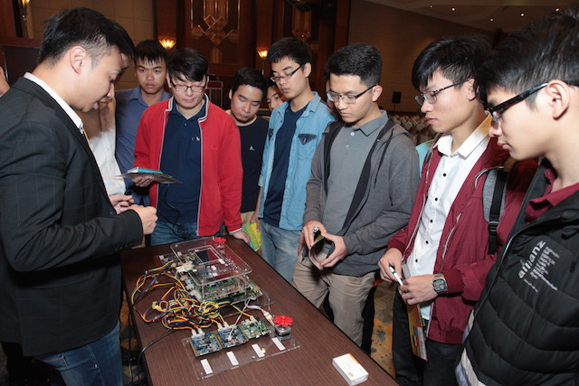 Khu vực trình diễn thu hút sự quan tâm của nhiều khách mời