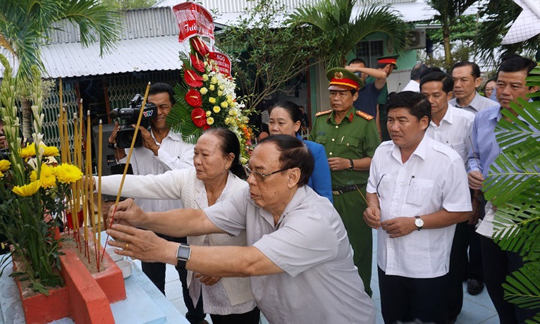 Thắp hương tưởng niệm đồng bào tử nạn tại cửa biển Khánh Hội (U Minh).