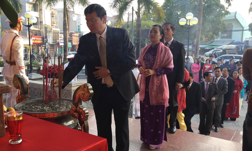 Ông Phạm Ngọc Thưởng, Chủ tịch tỉnh Lạng Sơn và đoàn đại biểu địa phương thắp nhang tại tượng đài đồng chí Hoàng Văn Thụ. Ảnh: Duy Chiến.