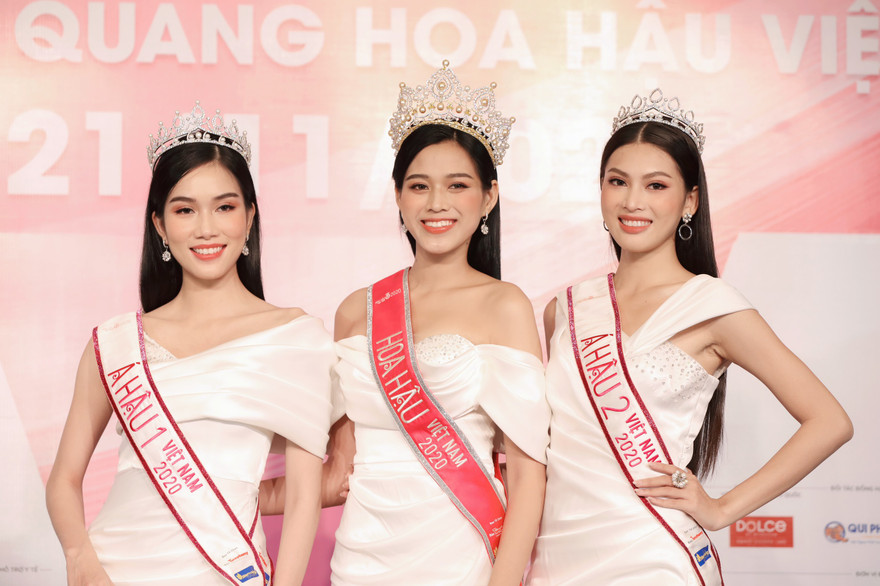 Hoa hậu Việt Nam 2020 Đỗ Thị Hà và hai Á hậu Phạm Ngọc Phương Anh, Nguyễn Lê Ngọc Thảo giao lưu với độc giả báo Tiền Phong. Ảnh: Hồng Vĩnh