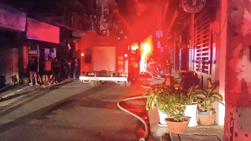 Kho nhựa ở TPHCM bốc cháy dữ dội 