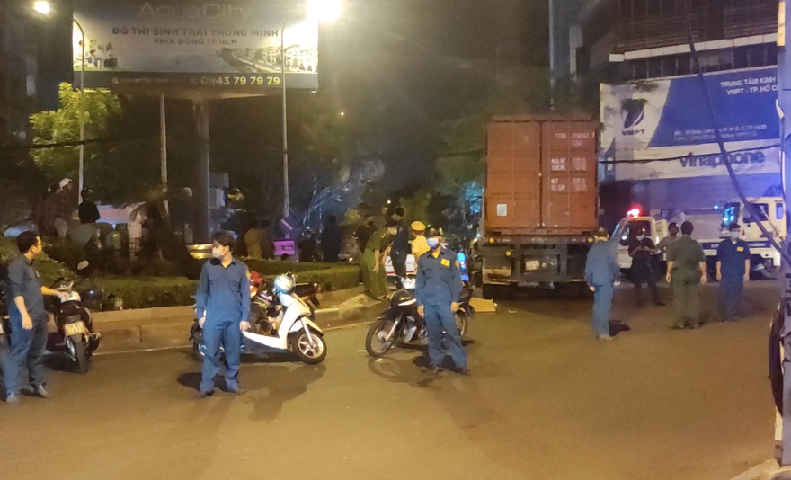 Tông vào đuôi xe ocntainer một người tử vong 