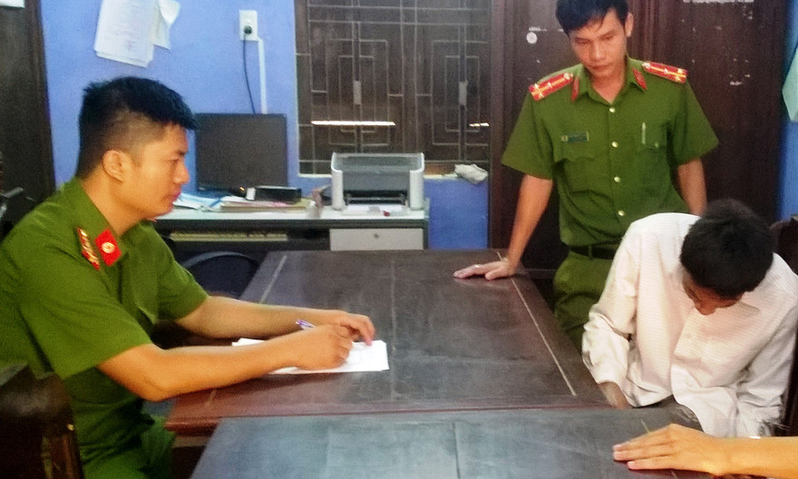 Công an huyện Nam Đông lấy lời khai đối với Đoàn Văn Lòn.