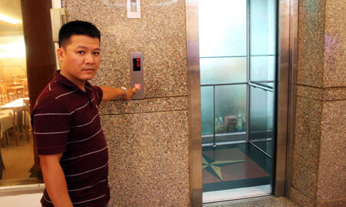 Thang máy xảy ra sự cố. Ảnh: An Nhơn.