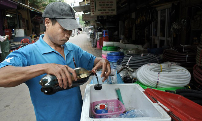 Cà phê pha sẵn được chủ hàng đựng trong các chai nhựa 1.5 lít, có khách sẽ pha thêm đường, sữa, đá tùy yêu cầu.