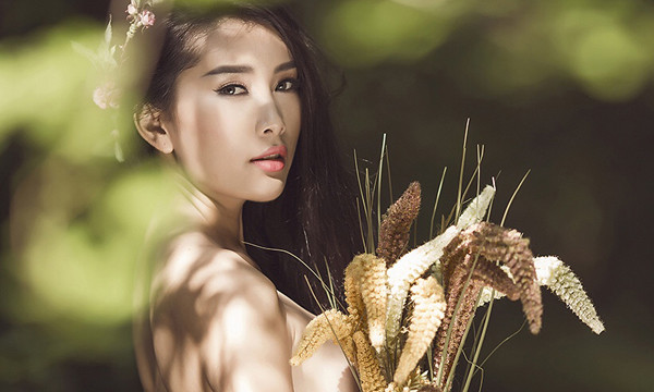 Lan Hương bán nude khoe ngực trần táo bạo